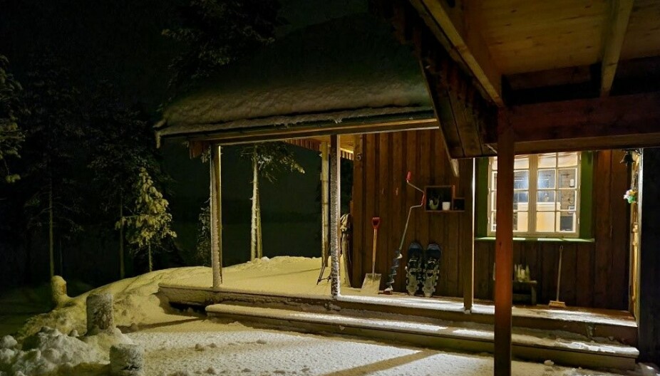 HYTTE I OVERHALLA: Kristian Steens hytte som ligger i Overhalla kommune i Nord-Trøndelag. Legg merke til spaden, isboret og trugene som står ved veggen.