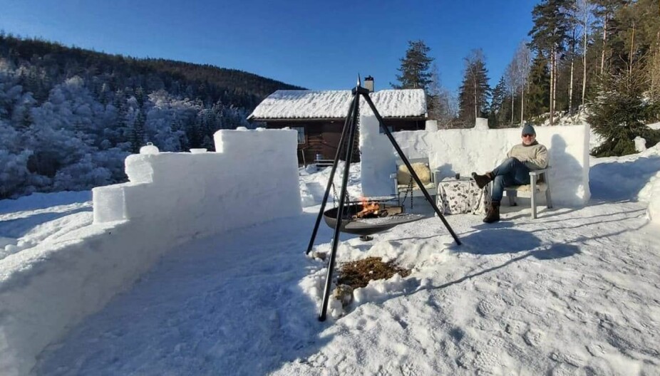 SNØBORG: Morten Kanne-Hansen har brukt vinteren til å bygge seg en storslått snøborg rundt bålpanna på uteplassen.