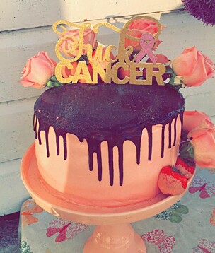 FUCK CANCER: Selvfølgelig måtte de ha en helt spesiell kake for å feire at Cecilie var kreftfri. Lite visste hun hva som ventet av utfordringer.