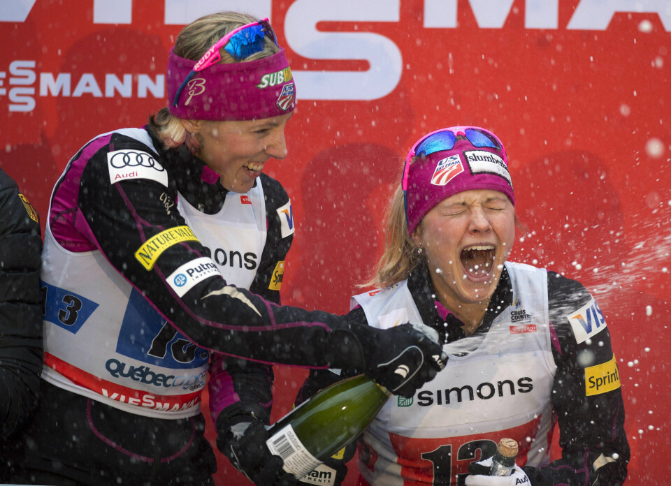 FULL FEST: Sprintstafettene leverer alltid på drama og action, og har gitt enkelte overraskelser gjennom årene. Her feirer Kikkan Randall (til v.) og Jessica Diggins gullet til USA for åtte år siden.