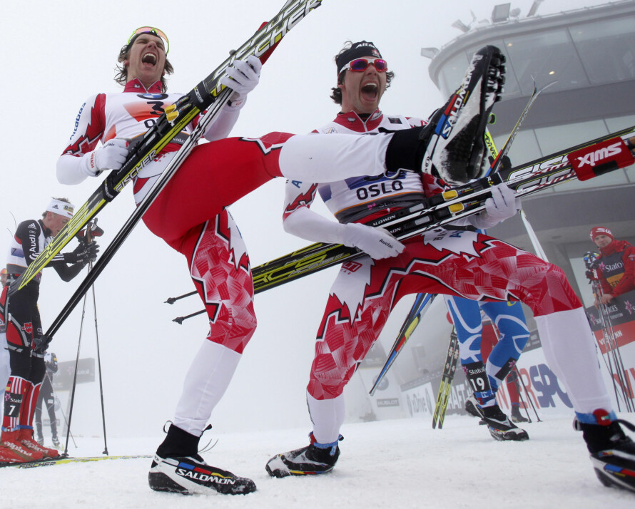 Rock’n roll: Alex Harvey (til h.) spurtet ut av tåka i Holmenkollen, staket seg forbi Ola Vigen Hattestad på oppløpet og sikret Canada et sensasjonelt VM-gull på sprintstafetten i 2011. Seiersgleden og showet med lagkamerat Devon Kershaw i målområdet holdt også høyt nivå.