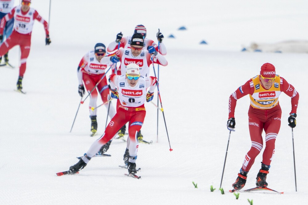 <b>TIRRET TIL DYST:</b> En revansjelysten Aleksander Bolsjunov er mannen å slå for beitet av norske medalje­kandidater, her med Simen Hegstad Krüger i front. 