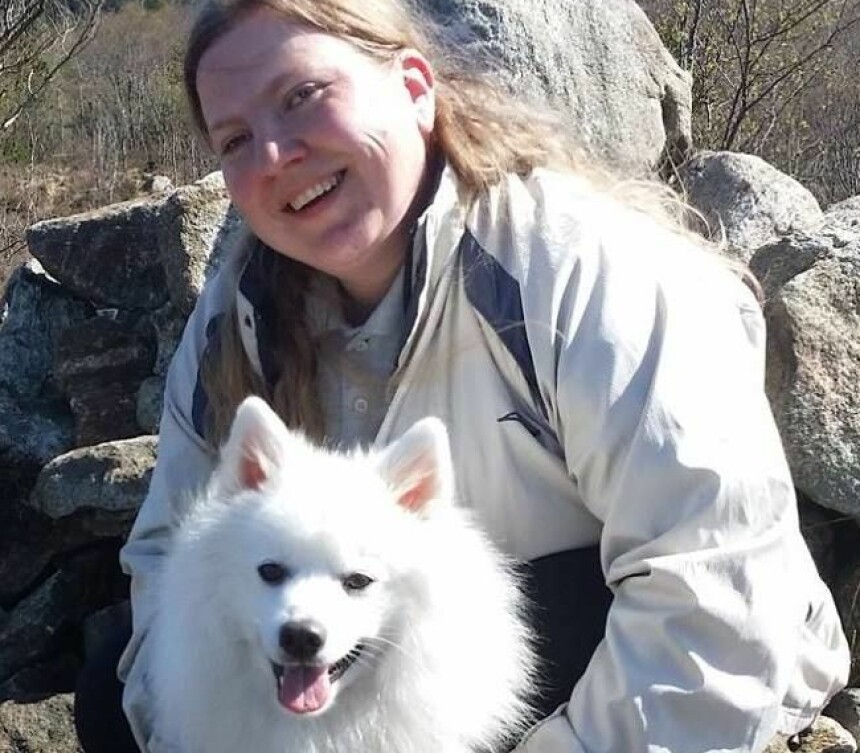 - BRUK GOD TID: Anne Svensen fra Siddis hundeskole anbefaler å tenke seg godt om før man kjøper hund. Her er hun sammen med den japanske spisshunden Ozu.