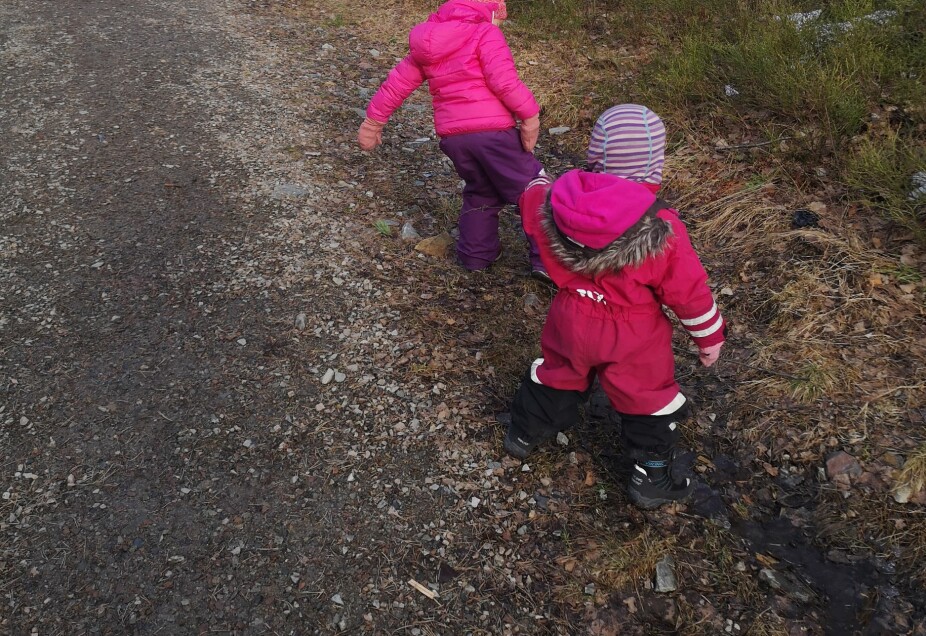 GRØFT ER GØY: Barn foretrekker gjerne å gå rett på utsiden av stien. Bildet er tatt våren 2020.