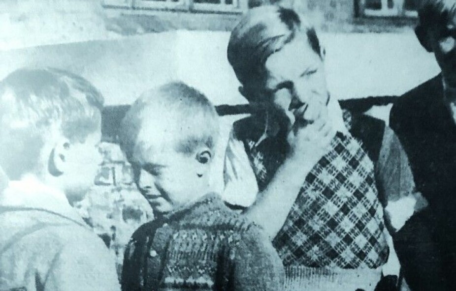 SKOLEGUTTEN: Fotografiet sto på forsiden av programbladet, Arne er skolegutt nr. to fra venstre. Datoen er ikke helt fastsatt, men sannsynligvis er bildet tatt rundt 1943.