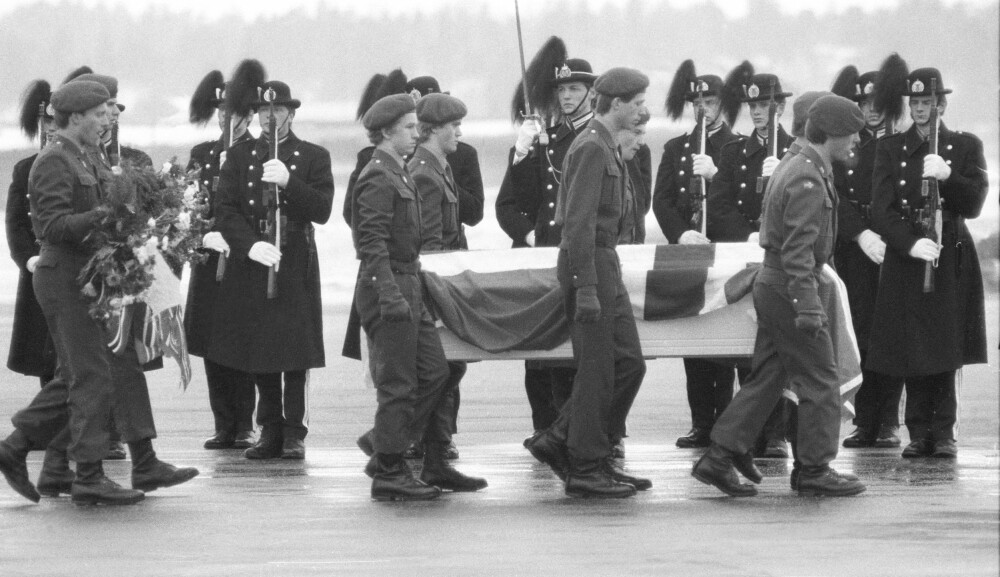 <b>DEN TYNGSTE BØR:</b> Soldat­kamerater bar kister med de om­­komne soldatene om bord i flyene som skulle frakte levningene hjem.