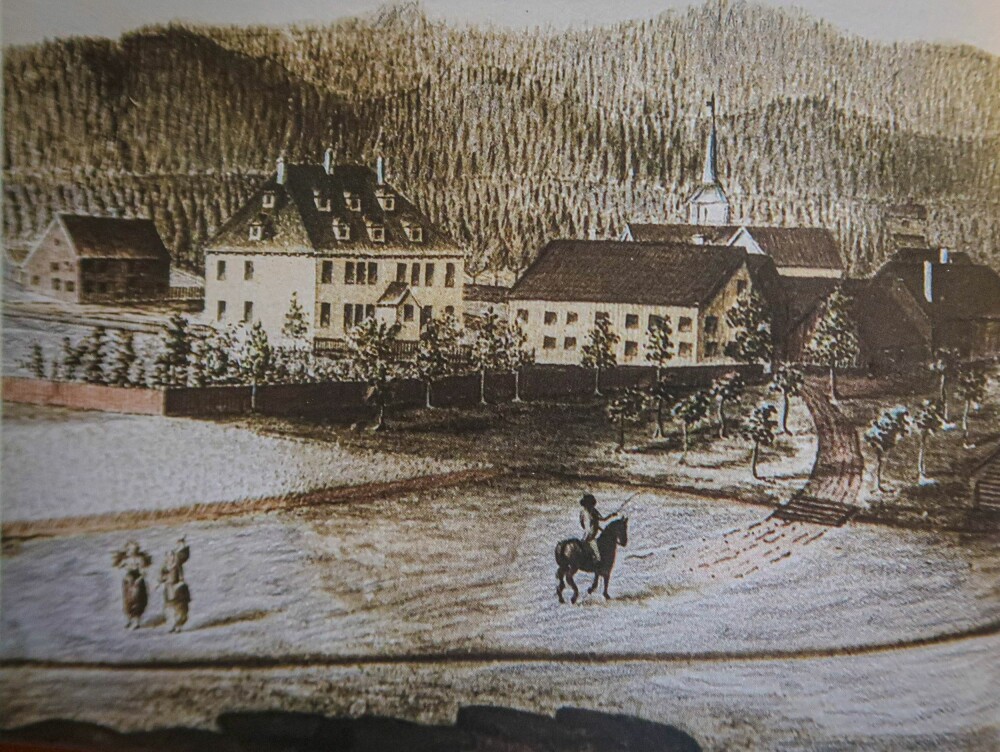 <b>HISTORISK:</b> Denne akvarellen fra 1823 av Mogens Moe viser bygningene på Møglestu gård med Vestre Moland kirke i bakgrunnen. I forgrunnen sees den storvokste skipsreder Steener Steenersen som rir på sin hest Storeskimmelen.