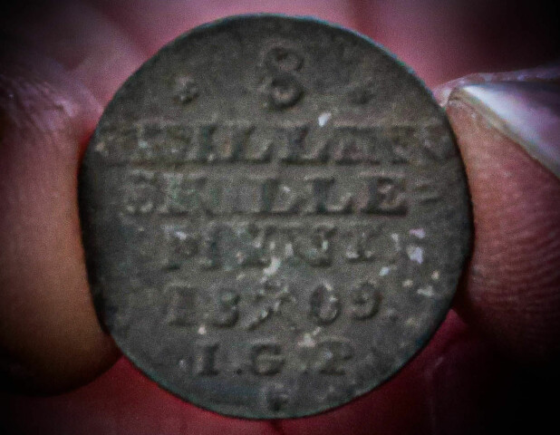 <b>FUNNET:</b> Denne 8-shillingen i sølv fant skattejeger Johnny Nord­marken like utenfor Møglestu gård.