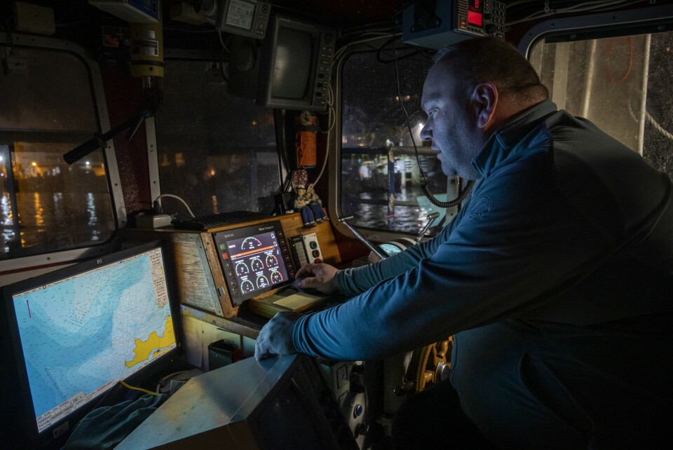 MODERNE HJELP: Kartplotteren loser Ronny gjennom mørket på vei til linene han har satt ut.