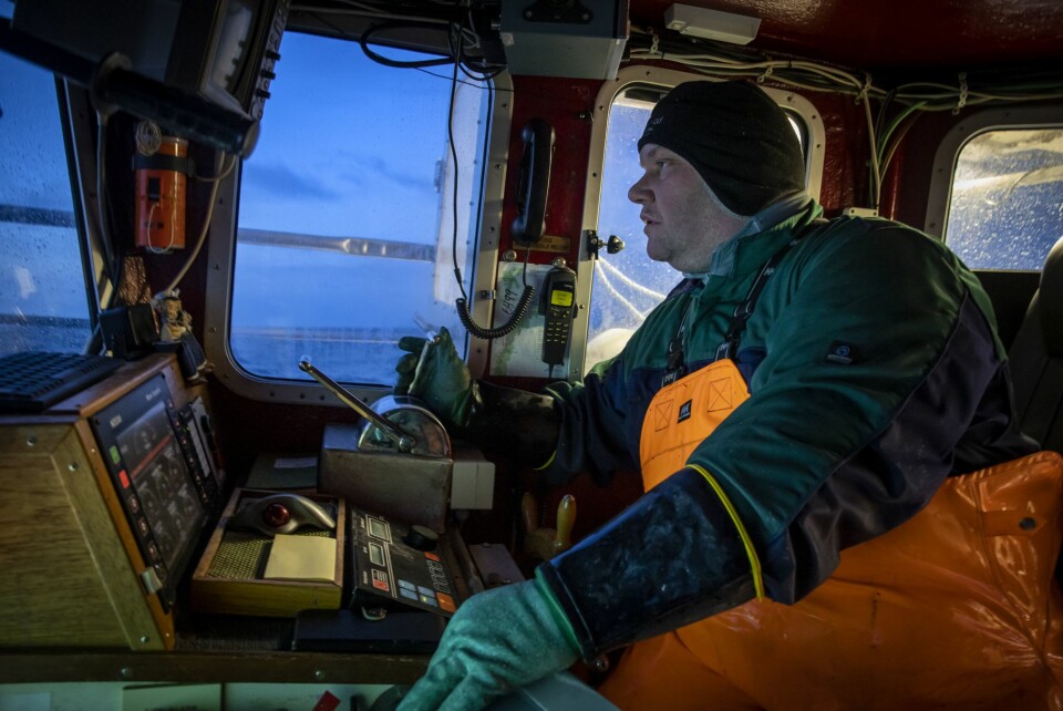 MYE Å STYRE MED: Ronny gjør alt om bord selv. Økonomien i fisket er ikke god nok til å være flere om bord. Det er ikke alltid kona er så glad for at han ror fiske alene.