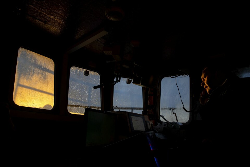 MOT ØST: .Sola har akkurat hevet seg over horisonten og lyser opp ansiktet til en fisker på vei hjem til familien etter en lang natt på havet.