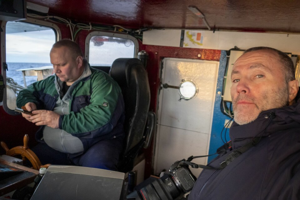 FISKEREN OG JOURNALISTEN: Haglund og Ronny på havet.