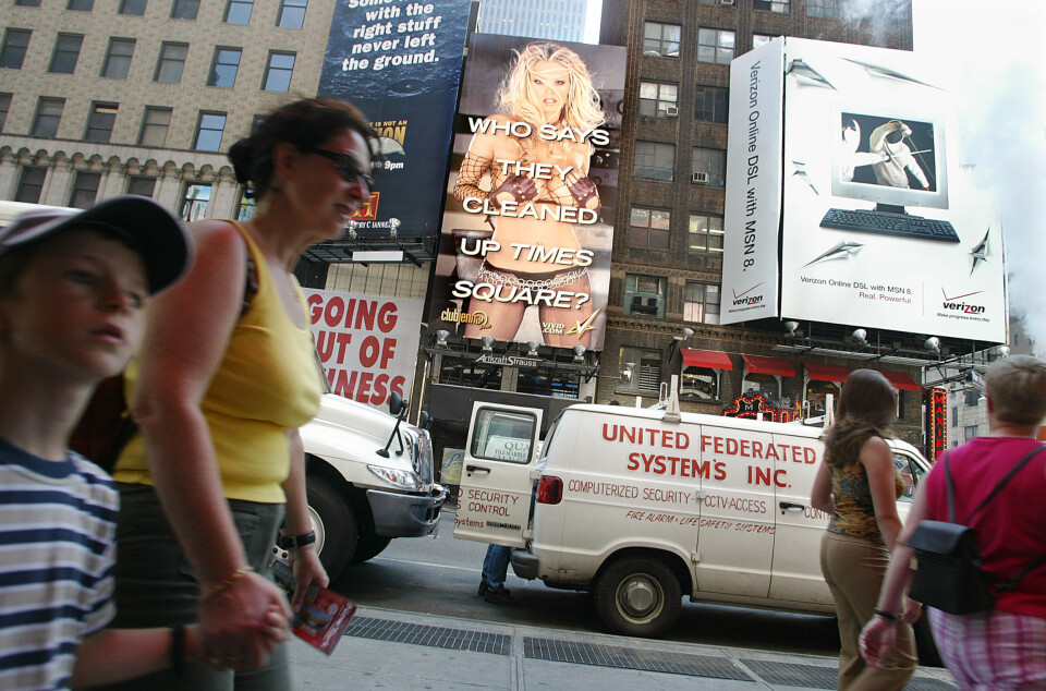 POSTER: I 2003 hang Jenna på Times Square i New York i form av en 15 meter høy reklameplakat for nettstedet ClubJenna.