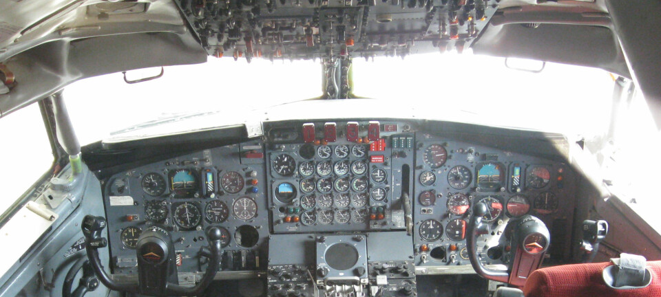 Mens kapteinen forsøker å krabbe tilbake til cockpiten, stuper passasjerflyet gjennom lydmuren