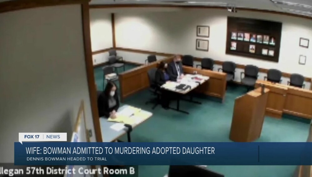 HØRING I RETTSSAKEN MOT BOWMAN: Bowmans kone (t.h) forteller Allegan District court i Michigan, at mannen hennes tilstår drapet på adoptivdatteren deres.