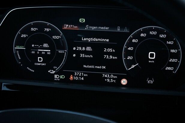 <b>VELKJENT:</b> Tydelig og lettlest Audi-stil på dashbordet samt sedvanlig høyt forbruk kjenne­tegner e-tron S. 