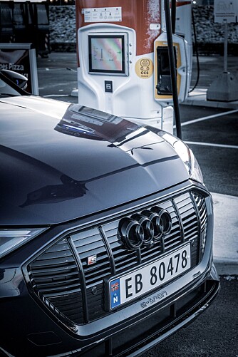 <b>LADELYN:</b> Audi e-tron er en ordentlig kjappfot på lynladere og kan nå bestilles med 22 kW ombord­lader for ekstra rask hjemmelading.