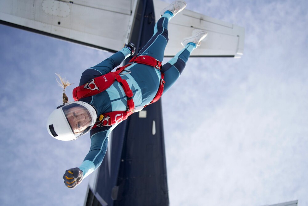 <b>NATURLIG HABITAT:</b> Kari er født og oppvokst på Voss med fallskjermhoppere i lufta fra hun var liten. Det var derfor helt naturlig for henne å begynne å hoppe i fallskjerm, og å være aktiv.