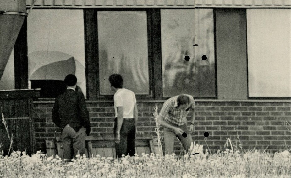 ASOLA-BYGGET ETTER INNBRUDDET: Bildet viser den knuste ruten der drapsmannen tok seg inn. Bildet ble publisert i en Vi Menn-reportasje i 1977.