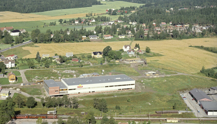 ASOLA-BYGGET VED VESTBY STASJON: Asola sjokoladefabrikk ble bygget i 1965. Etter nedleggelsen av sjokoladeproduksjonen i 1974 ble det produksjon av hundefôr og havrenøtter, ifølge Industrimuseet.