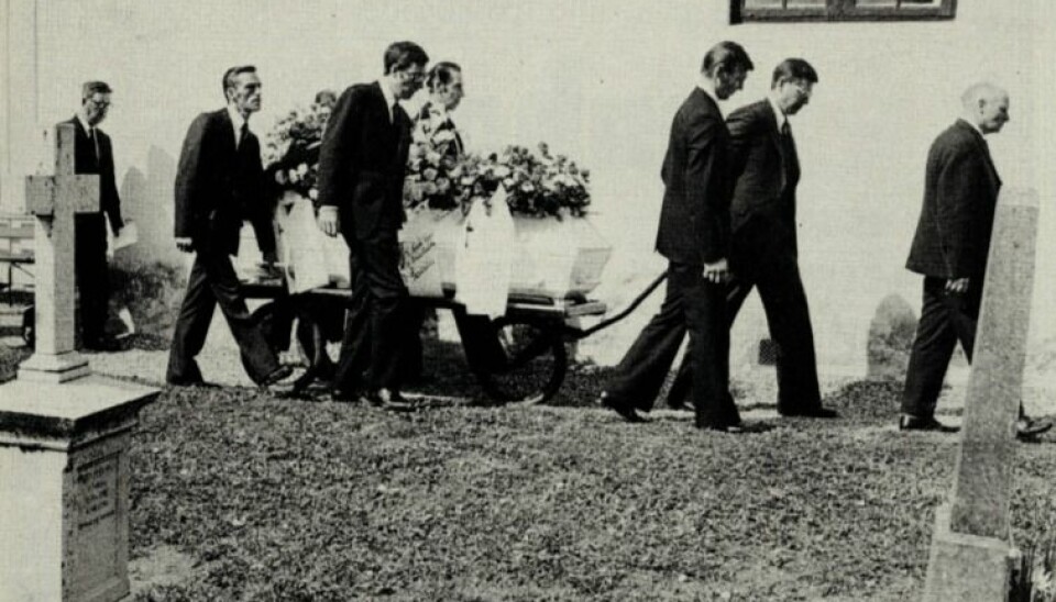 ASBJØRN MJÆRUM (1933-1977): Begravelsen til vekteren og småbarnsfaren som bare ble 44 år gammel.