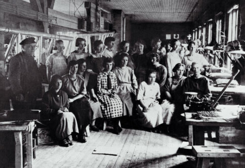 <b>FISKEKROKAVDELINGEN CA. ÅR 1900:</b> Avdelingen besto da av ca. 100 arbeidere. 40 av dem var kvinner.
