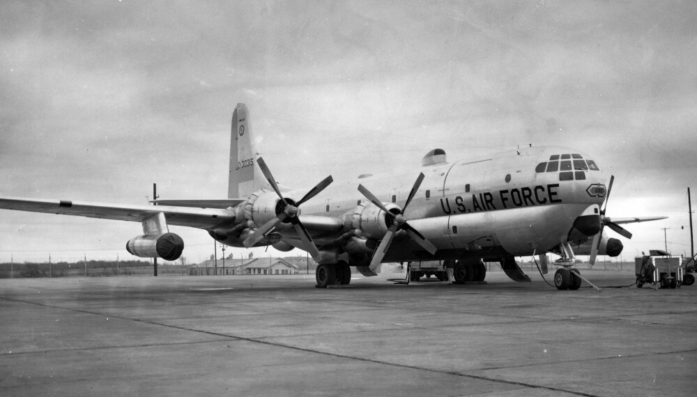 DRAMA: En C-97 Stratofreighter fotografert på Tinker Air Force Base i Okla­homa, laget for transport, og basert på bombefly-gigantene B-29 og B-50. En slik C-97 manøvrerte major Tyson i bølgehøyde med to motorer ute av drift i et seks timer langt drama for å nå Hawaii.