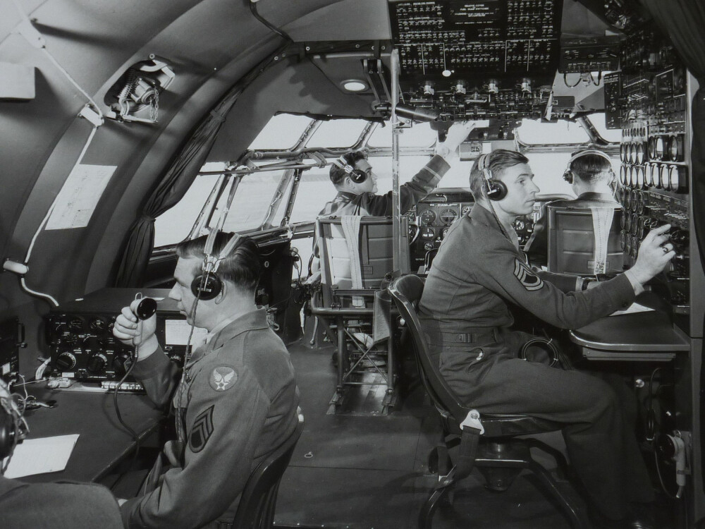 <b>COCKPIT:</b> Cockpiten i en Stratofreighter. Et folksomt sted. Den skulle ikke bare romme pilotene, men også navigatør og mekanikere. Besetningen var på ti.