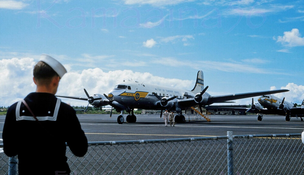 <b>HILO FLYPLASS:</b> Målet for ulykkesflyet. Hyppig benyttet av flyvåpenet. Dette bildet er trolig fra 1954. På flyplassen en C-54 Skymaster og en C-47 Skytrain.