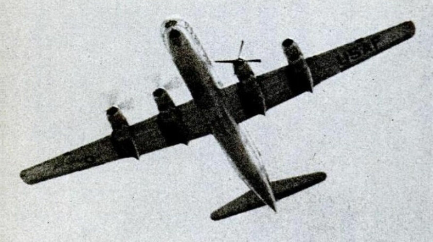 KLAR FOR LANDING: Et av de svært få bildene som finnes av den skadede Stratocruiseren. Tatt under innflyvningen på Hilo.