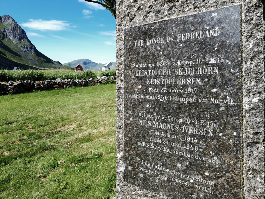 <b>OFRET ALT:</b> 134 norske soldater mistet livet i kampene om Narvik for over 80 år siden. To av dem hviler på kirkegården i Flakstad i Lofoten. Dette er Vi Menns fortelling om historien som skjuler seg bak bokstavene på gravsteinen. 