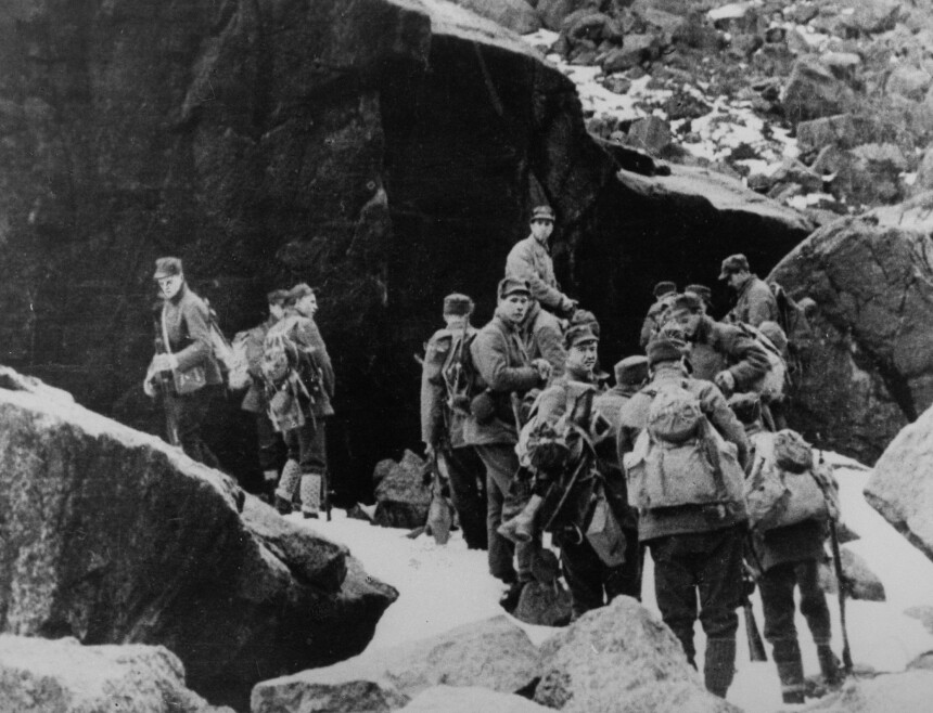 OPP I FJELLENE: Norske soldater ved Narvikfronten i 1940. De uerfarne nordmennene sloss på hjemmebane og bet godt fra seg mot Hitlers menn, bergjegere fra Østerrike.