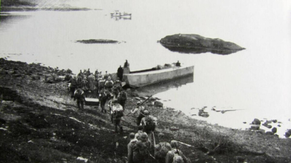 INN I ILDEN: Dette bildet er tatt den dramatiske natten da norske og franske styrker erobret Narvik. Sambandstroppen i Hyldmobataljonen er på vei til landgangsfartøyet.