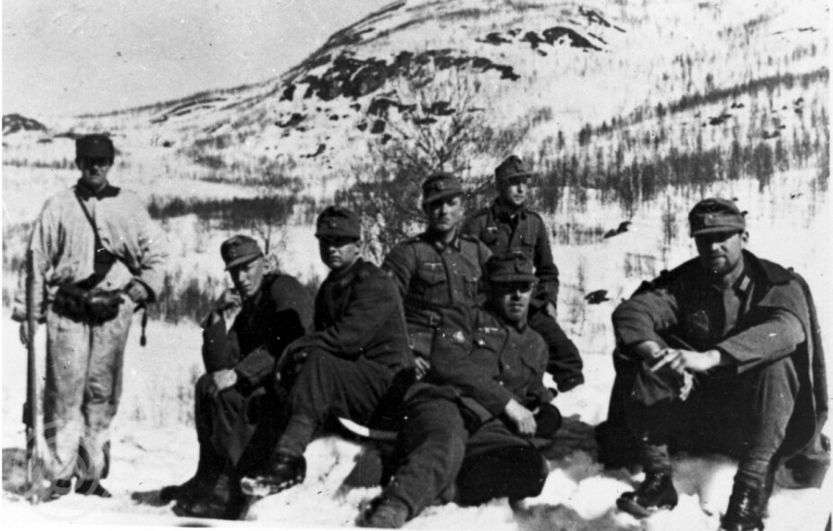 <b>FANGER PÅ FJELLET:</b> I all hovedsak kjempet de norske soldatene bedre enn noen kunne forlange i felttoget mot tyskerne. Spesielt skapte skyteferdighetene panikk hos motstanderen. Her er en norsk soldat med en gruppe fanger. 