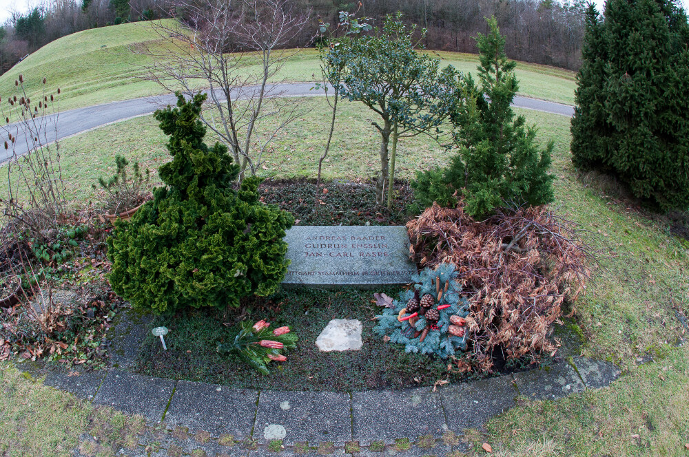 <b>FELLESGRAV:</b> I denne graven ligger tre av terroristene som tok livet av seg dødsnatten i Stammheim-fengselet; Andreas Baader, Gudrun Ensslin og Jan Carl Raspe.