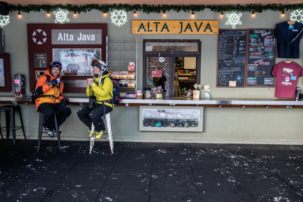 <b>RAST:</b> Henrik Windstedt og Kalen Thorien tar en pust i bakken og en kaffe på krakken ved bunnstasjonen Albion. 