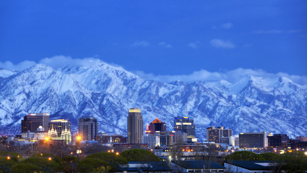 <b>SALTSJØBYEN:</b> Salt Lake City er ikke spesielt tiltalende som by, men beliggenheten gjør den svært attraktiv. Wasatch-fjellene i bakgrunnen.