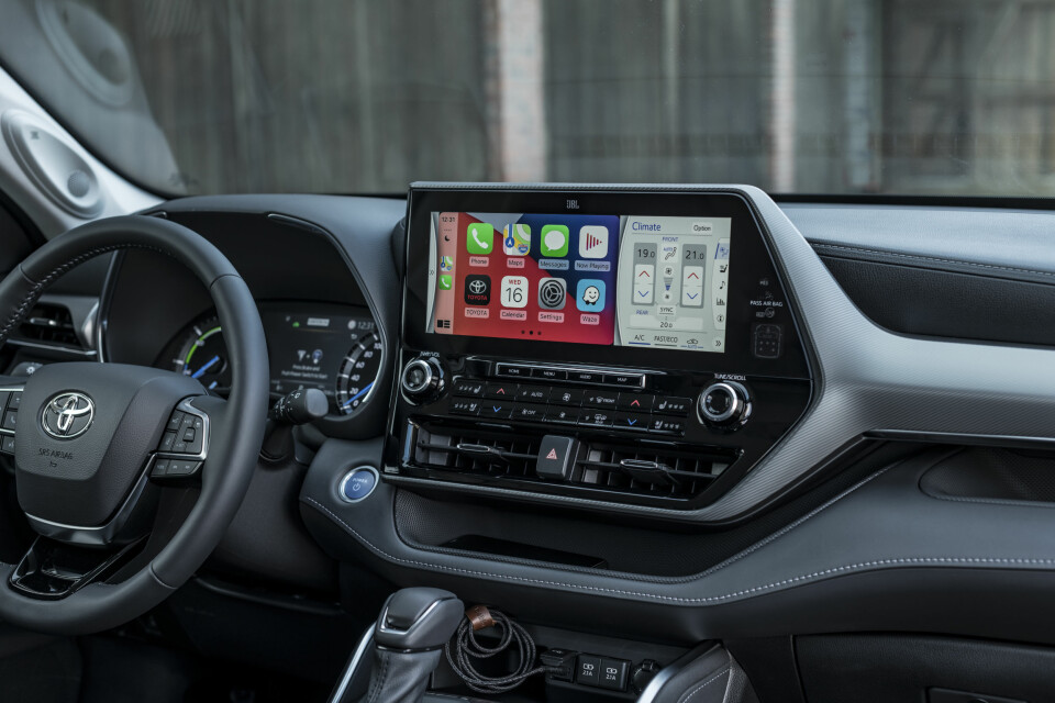 SKJERM: 12,3-tommers berøringsskjerm som er plassert høyt. Flott. I tillegg kan Highlander leveres med head up-display som projiserer informasjon på et 10,1-tommers bilde på frontruten.