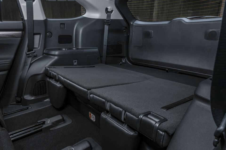 NEDLAGT: Feller du ned seteryggen på andre og tredje seterad, får du et gigantisk varerom.