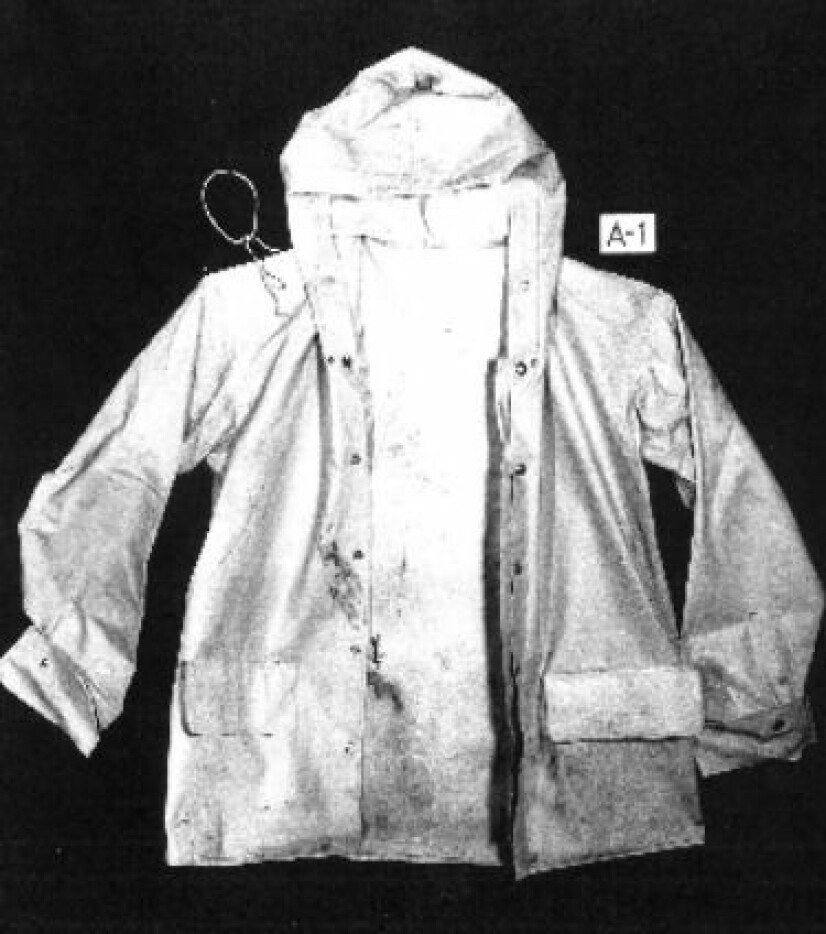 AVKLEDD: Sigrids regnjakke lå på bakken på venstre side av liket.