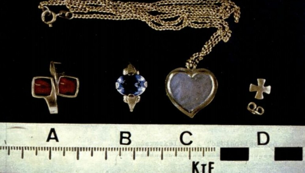 SMYKKESPORET: Politiet etterlyser disse
smykkene etter Sigrid-drapet.
Ringen t.v. ble
senere funnet i Størenhallen.
Mysteriet
ble aldri løst.
