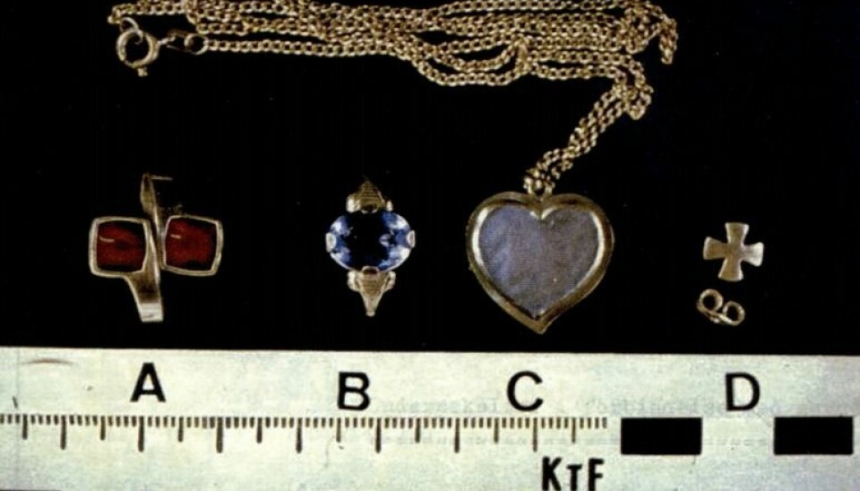 SMYKKESPORET: Politiet etterlyser disse
smykkene etter Sigrid-drapet.
Ringen t.v. ble
senere funnet i Størenhallen.
Mysteriet
ble aldri løst.