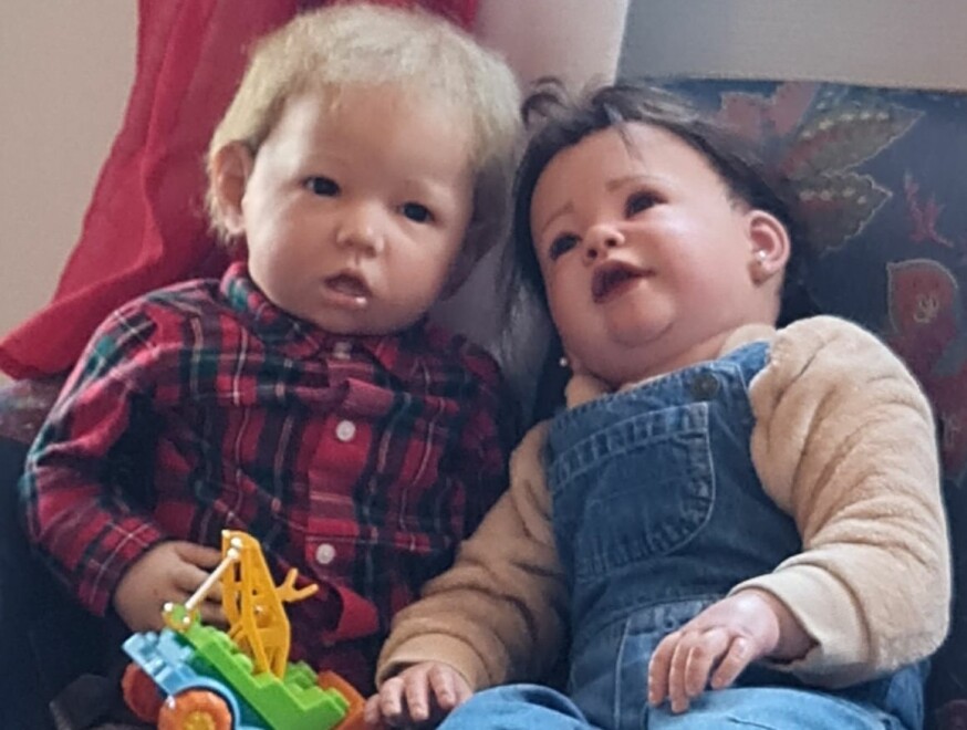 LEKEKAMERATER: To av Hege-Kristins dukker i sofaen.