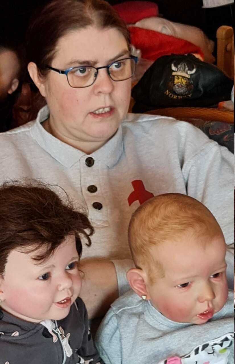 SER PÅ TV SAMMEN: Hege Kristin sammen med reborn-døtrene Ella Marie og Vanessa. Her koser de seg med litt TV-titting før leggetid for de små. - Vi har faste rutiner, slik man bør ha med små babyer. De tar en liten lur på dagtid, og legger seg for kvelden rundt 19.00.