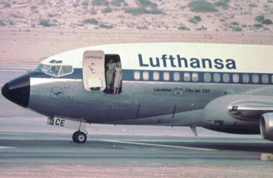 <b>GISSELDRAMA:</b> Lufthansa-maskinen Landshut under bakkeoppholdet i Dubai mens flykaprerne forhandlet med tyske myndigheter. Flyvertinnen Gabriele von Lutzau skimtes til høyre i døråpningen. Hun var en av de 91 gislene ombord.