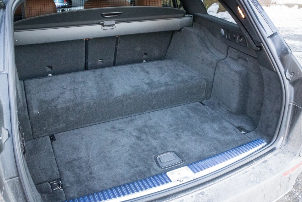 TAR PLASS: Batteripakken stjeler litt plass i E-klasse, men gir mest problemer hvis du skal frakte noe som er langt og høyt.