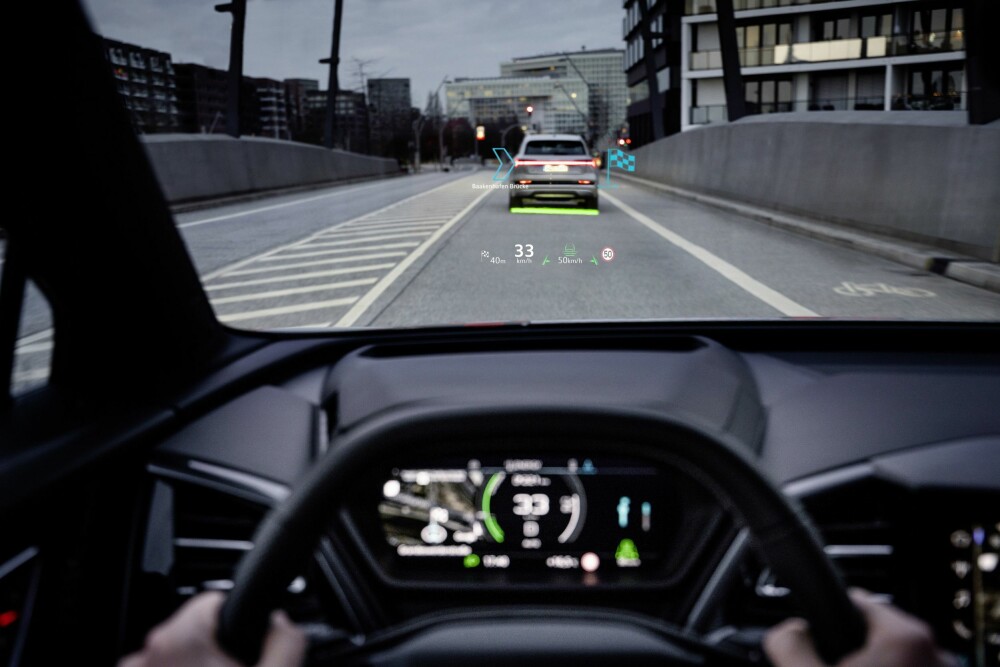 <b>AR:</b> Augmented reality-teknologien gjør det mulig å legge grafikk og informasjon oppå virkeligheten, som her i nye Audi e-tron Q4. 
