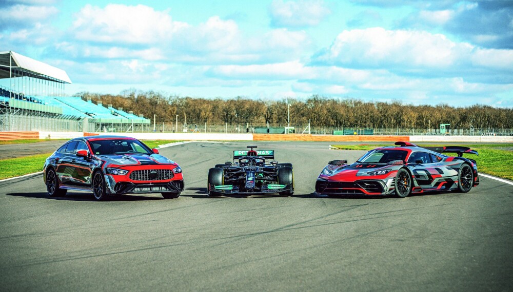 <b>RASKT SAMARBEID:</b> Mercedes-AMG og formel 1-teamet skal samarbeide enda tettere. På bildet: Fra venstre: Mercedes AMG GT 73, formel 1-bilen F1 W12 E Performance, og Mercedes AMG Project One.