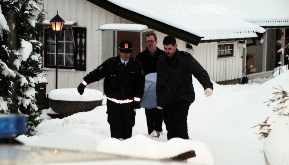 DRAP I LARVIK: Liket av Ronald Ramm blir båret fra hans bolig i Rødbergveien i Larvik.