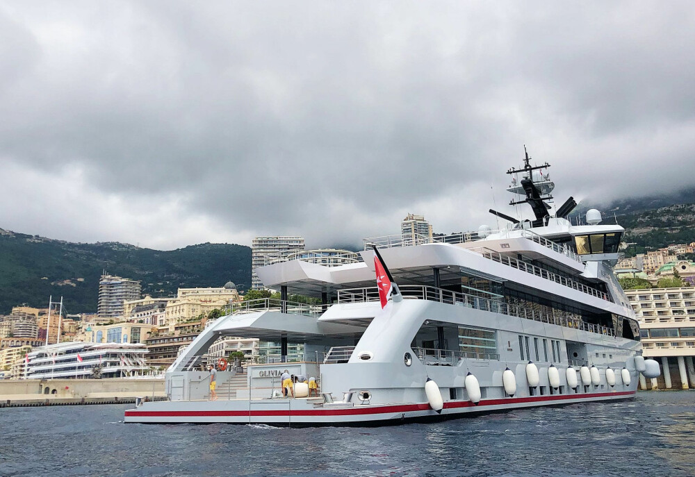 <b>MONACO:</b> Olivia O på en liten ekspedisjon til Yacht Club de Monaco. 